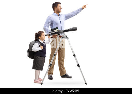 Tourné sur toute la longueur d'une écolière à la recherche au moyen d'un télescope et d'un homme pointant vers le haut, isolé sur fond blanc Banque D'Images