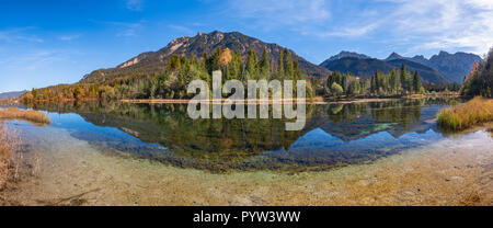 Vue panoramique sur montagnes du Karwendel en miroir dans lac d'Isar Banque D'Images