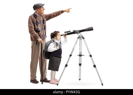 Tourné sur toute la longueur d'une écolière en uniforme à la recherche au moyen d'un télescope et d'un homme pointant vers le haut, isolé sur fond blanc Banque D'Images