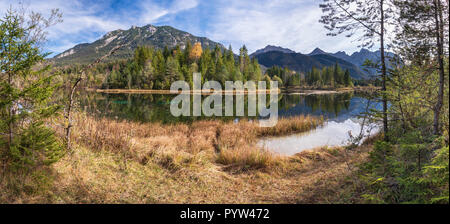 Vue panoramique sur montagnes du Karwendel en miroir dans lac d'Isar Banque D'Images