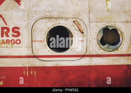 Un avion cargo Polar Ayers vintage détail maintenant désaffectée du fuselage gauche en Islande. Banque D'Images