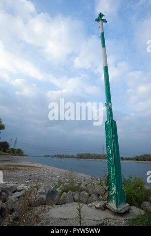 Leverkusen, Allemagne. 30Th Oct, 2018. Le Rhin à marée basse, au premier plan une banque de gravier avec panneau de circulation, Beacon, l'eau dans le Bas Rhin, le faible niveau d'eau permet aux navires de charge d'entraînement seulement avec moins de marchandises, l'utilisation de crédit dans le monde entier | : dpa/Alamy Live News Banque D'Images