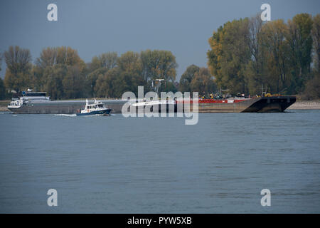 Leverkusen, Allemagne. 30Th Oct, 2018. Un convoi est révisé par un bateau de la police de l'eau, niveau d'eau dans le Rhin, le faible niveau d'eau permet aux bateaux de marchandises d'un seul disque avec moins de marchandises, l'utilisation de crédit dans le monde entier | : dpa/Alamy Live News Banque D'Images