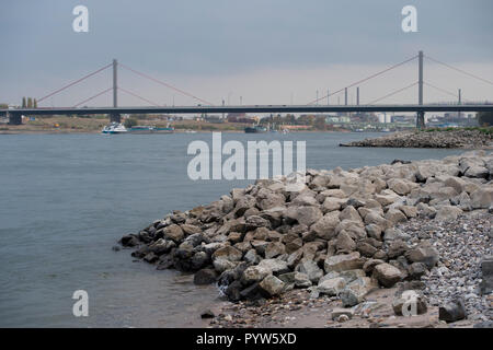 Leverkusen, Allemagne. 30Th Oct, 2018. Les navires de charge sur le Rhin, dans l'arrière-plan le pont et le Bayer Leverkusen, l'usine Centres Chempark, au premier plan une banque de gravier, l'eau basse dans le Rhin, le faible niveau d'eau permet aux bateaux de marchandises d'un seul disque avec moins de marchandises, l'utilisation de crédit dans le monde entier | : dpa/Alamy Live News Banque D'Images