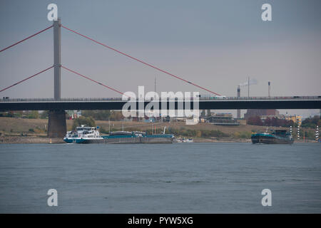 Leverkusen, Allemagne. 30Th Oct, 2018. Les cargos sur le Rhin, dans l'arrière-plan le pont et le Bayer Leverkusen, l'usine de l'eau faible, centres Chempark dans le Rhin, le faible niveau d'eau permet aux bateaux de marchandises d'un seul disque avec moins de marchandises, l'utilisation de crédit dans le monde entier | : dpa/Alamy Live News Banque D'Images