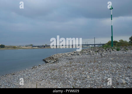 Leverkusen, Allemagne. 30Th Oct, 2018. Le Rhin à marée basse, dans l'arrière-plan le pont et le Bayer Leverkusen, l'usine Centres Chempark, au premier plan une banque de gravier, de sable, de coquillages, de faibles niveaux d'eau dans le Rhin, le faible niveau d'eau permet aux bateaux de marchandises d'un seul disque avec moins de marchandises, utilisée dans le monde entier : dpa Crédit/Alamy Live News Banque D'Images