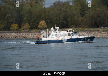 Leverkusen, Allemagne. 30Th Oct, 2018. Un bateau de la police de l'eau, le Wsp 6 faible, l'eau dans le Rhin, le faible niveau d'eau permet aux bateaux de marchandises d'un seul disque avec moins de marchandises, l'utilisation de crédit dans le monde entier | : dpa/Alamy Live News Banque D'Images