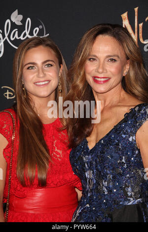 Los Angeles, Californie, USA. 29 octobre, 2018. Tora Hallstrom, Lena Olin Hallstrom 10/29/2018 La première mondiale de 'Casse-Noisette et l'arrivée des quatre royaumes qui s'est tenue à La Ray Dolby Ballroom à Los Angeles, CA Photo par Izumi Hasegawa / HNW / PictureLux PictureLux / Crédit : Les Archives de Hollywood/Alamy Live News Banque D'Images