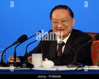 (181030) -- BEIJING, le 30 octobre 2018 (Xinhua) -- dans le fichier photo, Jin Yong est invité à prononcer un discours à l'Université de Pékin à Beijing, capitale de Chine, le 18 juin 2007. Arts martiaux chinois célèbre romancier Louis Cha Leung-yung, plus largement connu sous son nom de plume Jin Yong, est mort à 94 dans un hôpital de Hong Kong, le mardi. Cha a créé beaucoup de romans d'arts martiaux généralisée entre 1955 et 1972. Cha, qui a également co-fondé le journal quotidien de Hong Kong Ming Pao, a été considéré comme l'un des plus grands et des plus populaires écrivains arts martiaux. (Xinhua/Luo Xiaoguang) (SXK) Banque D'Images