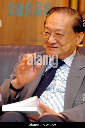 (181030) -- BEIJING, le 30 octobre 2018 (Xinhua) -- dans le fichier photo, Jin Yong reçoit une interview avec Xinhua à Hong Kong, Chine du sud, le 11 août 2004. Arts martiaux chinois célèbre romancier Louis Cha Leung-yung, plus largement connu sous son nom de plume Jin Yong, est mort à 94 dans un hôpital de Hong Kong, le mardi. Cha a créé beaucoup de romans d'arts martiaux généralisée entre 1955 et 1972. Cha, qui a également co-fondé le journal quotidien de Hong Kong Ming Pao, a été considéré comme l'un des plus grands et des plus populaires écrivains arts martiaux. (Xinhua/Tao Ming) (SXK) Banque D'Images