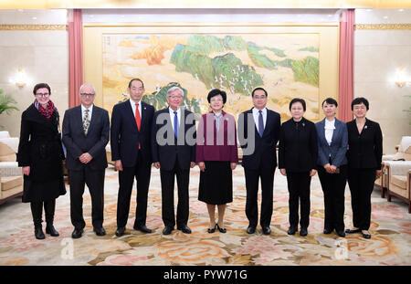 (181030) -- BEIJING, le 30 octobre 2018 (Xinhua) -- Li Bin (C), vice-président de la Conférence consultative politique du peuple chinois (CCPPC) Comité National, se réunit avec Shin Young-soo (4L), Organisation mondiale de la Santé (OMS) Directeur régional pour le Pacifique occidental, à Beijing, capitale de Chine, le 30 octobre 2018. (Xinhua/Zhang Ling) (hxy) Banque D'Images