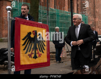 Lübeck, Allemagne. 30 octobre 2018, le Schleswig-Holstein, Lübeck : Président fédéral Frank-Walter Steinmeier est sorti de sa voiture au début de sa visite à la Marienkirche de Lübeck. En début de soirée, Steinmeier donnera cette année, Willy Brandt discours à la Musik- und Kongresshalle. Chaque année, la maison Willy Brandt, en coopération avec la ville hanséatique de Lübeck, invite une personnalité pour analyser l'héritage de Willy Brandt en appuyant sur les problèmes politiques et sociaux de notre temps. Photo : Rainer Jensen/dpa dpa : Crédit photo alliance/Alamy Live News Banque D'Images