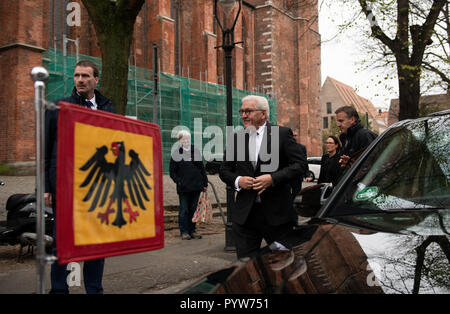 Lübeck, Allemagne. 30 octobre 2018, le Schleswig-Holstein, Lübeck : Président fédéral Frank-Walter Steinmeier est sorti de sa voiture au début de sa visite à la Marienkirche de Lübeck. En début de soirée, Steinmeier donnera cette année, Willy Brandt discours à la Musik- und Kongresshalle. Chaque année, la maison Willy Brandt, en coopération avec la ville hanséatique de Lübeck, invite une personnalité pour analyser l'héritage de Willy Brandt en appuyant sur les problèmes politiques et sociaux de notre temps. Photo : Rainer Jensen/dpa dpa : Crédit photo alliance/Alamy Live News Banque D'Images