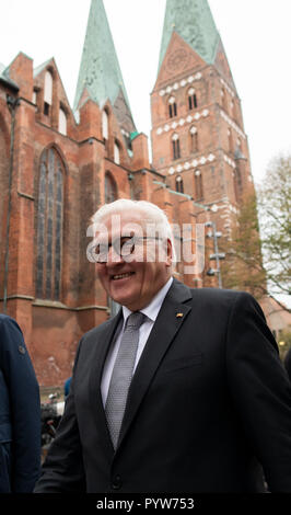 Lübeck, Allemagne. 30 octobre 2018, le Schleswig-Holstein, Lübeck : au début de sa visite, le Président fédéral Frank-Walter Steinmeier promenades le long de la Marienkirche de Lübeck. En début de soirée, Steinmeier donnera cette année, Willy Brandt discours à la Musik- und Kongresshalle. Chaque année, la maison Willy Brandt, en coopération avec la ville hanséatique de Lübeck, invite une personnalité pour analyser l'héritage de Willy Brandt en appuyant sur les problèmes politiques et sociaux de notre temps. Photo : Rainer Jensen/dpa dpa : Crédit photo alliance/Alamy Live News Banque D'Images