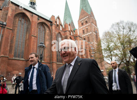 Lübeck, Allemagne. 30 octobre 2018, le Schleswig-Holstein, Lübeck : au début de sa visite, le Président fédéral Frank-Walter Steinmeier promenades le long de la Marienkirche de Lübeck. En début de soirée, Steinmeier donnera cette année, Willy Brandt discours à la Musik- und Kongresshalle. Chaque année, la maison Willy Brandt, en coopération avec la ville hanséatique de Lübeck, invite une personnalité pour analyser l'héritage de Willy Brandt en appuyant sur les problèmes politiques et sociaux de notre temps. Photo : Rainer Jensen/dpa dpa : Crédit photo alliance/Alamy Live News Banque D'Images