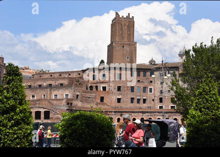 20 mai 2018, l'Italie, Rome : Vue de la Torre delle Milizie, Rome est plus haute tour dynastie préservé du 13e siècle, d'où l'incendie de Néron observé Rome. Photo : Waltraud Grubitzsch/dpa-Zentralbild/ZB Banque D'Images