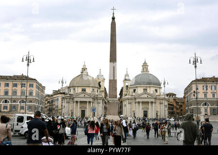 Rome, Italie. 20 mai, 2018. Vue de la Piazza del Popolo, au milieu de la place le 24 mètres de haut obélisque érigé par le Pape Sixte V en 1589. Derrière elle les deux églises à coupole à Monte Santa Maria (l) et Santa Maria dei Miracoli. Credit : Waltraud Grubitzsch/dpa-Zentralbild/ZB/dpa/Alamy Live News Banque D'Images