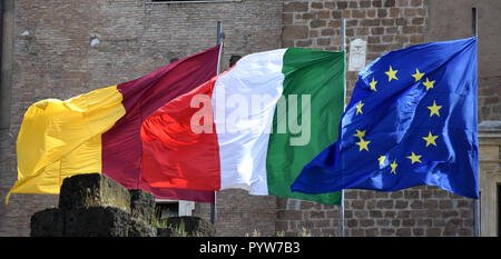 Rome, Italie. 20 mai, 2018. Les drapeaux de la Sénateur's Palace à Rome : Crédit Waltraud Grubitzsch/dpa-Zentralbild/ZB/dpa/Alamy Live News Banque D'Images