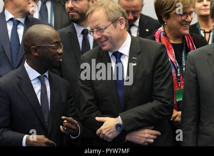 Madrid, Espagne. 25 octobre, 2018. Johann-Dietrich Wörner (r), directeur général de l'Agence spatiale européenne (ESA), et Sam Gyimah (l), Ministre d'État pour les universités de Grande-Bretagne et d'autres ministres prendra une photo de groupe lors d'une réunion ministérielle de l'Agence spatiale européenne (ESA) au Centre européen d'astronomie spatiale (ESAC) en Villanueva de la Cañada, près de Madrid. La conférence provisoire a servi à préparer la prochaine réunion du Conseil ministériel de l'ESA, 'Space19 ', prévue pour novembre 2019 à Séville, Espagne. Credit : Juan Carlos Rojas/dpa/Alamy Live News Banque D'Images