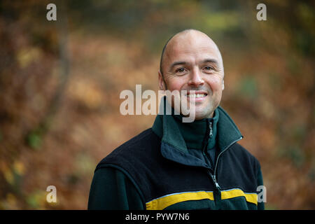 Waldenbuch, Allemagne. 30Th Oct, 2018. Daniel Berner, garde forestier, est debout dans les bois pendant la présentation de mesures visant à protéger l'Juchten ponderosa dans le cadre du projet ferroviaire Stuttgart 21. À titre de compensation pour les arbres abattus à Stuttgart, les mesures sont réalisées dans une forêt près de Waldenbuch à garantir et améliorer l'habitat des populations de scolytes Juchten y vivre à long terme. Crédit : Sébastien Gollnow/dpa/Alamy Live News Banque D'Images