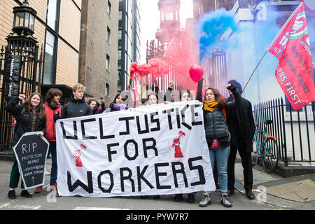 Londres, Royaume-Uni. 30 octobre, 2018. Membres et sympathisants de l'Travailleurs indépendants de Grande-bretagne (IWGB) syndicat mars avec d'autres travailleurs précaires, dans les bureaux de transport pour Londres à l'Université de Londres par la Cour d'appel à l'appui de Uber les conducteurs qui cherchent un emploi à l'homme. La Cour d'appel aujourd'hui entendre un appel par Uber contre une décision que ses pilotes sont des employés plutôt que de travailleurs autonomes. Credit : Mark Kerrison/Alamy Live News Banque D'Images