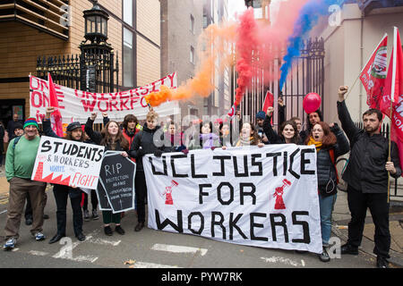 Londres, Royaume-Uni. 30 octobre, 2018. Membres et sympathisants de l'Travailleurs indépendants de Grande-bretagne (IWGB) syndicat mars avec d'autres travailleurs précaires, dans les bureaux de transport pour Londres à l'Université de Londres par la Cour d'appel à l'appui de Uber les conducteurs qui cherchent un emploi à l'homme. La Cour d'appel aujourd'hui entendre un appel par Uber contre une décision que ses pilotes sont des employés plutôt que de travailleurs autonomes. Credit : Mark Kerrison/Alamy Live News Banque D'Images