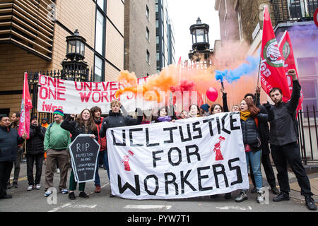 Londres, Royaume-Uni. 30 octobre, 2018. Membres et sympathisants de l'Travailleurs indépendants de Grande-bretagne (IWGB) syndicat mars avec d'autres travailleurs précaires, dans les bureaux de transport pour Londres à l'Université de Londres par la Cour d'appel à l'appui de Uber les conducteurs qui cherchent un emploi à l'homme. La Cour d'appel aujourd'hui entendre un appel par Uber contre une décision que ses pilotes sont des employés plutôt que de travailleurs autonomes. Credit : Mark Kerrison/Alamy Live News Banque D'Images