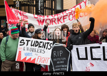Londres, Royaume-Uni. 30 octobre, 2018. Membres et sympathisants de l'Travailleurs indépendants de Grande-bretagne (IWGB) syndicat mars avec d'autres travailleurs précaires, dans les bureaux de transport pour Londres à l'Université de Londres par la Cour d'appel à l'appui de Uber les conducteurs qui cherchent un emploi à l'homme. La Cour d'appel aujourd'hui entendre un appel par Uber contre une décision que ses pilotes sont des employés plutôt que de travailleurs autonomes. Credit : Mark Kerrison/Alamy Live News Banque D'Images