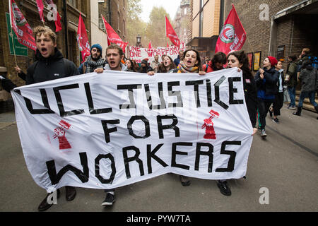Londres, Royaume-Uni. 30 octobre, 2018. Membres et sympathisants de l'Travailleurs indépendants de Grande-bretagne (IWGB) syndicat mars avec d'autres travailleurs précaires, dans les bureaux de transport pour Londres à l'Université de Londres par la Cour d'appel à l'appui de Uber les conducteurs qui cherchent un emploi à l'homme. La Cour d'appel aujourd'hui entendre un appel par Uber contre une décision que ses pilotes sont des employés plutôt que de travailleurs autonomes. Credit : Mark Kerrison/Alamy Live News Banque D'Images