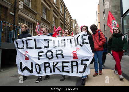 Londres, Royaume-Uni. 30 octobre, 2018. Membres et sympathisants de l'Travailleurs indépendants de Grande-bretagne (IWGB) syndicat mars avec d'autres travailleurs précaires, dans les bureaux de transport pour Londres à l'Université de Londres par la Cour d'appel à l'appui de Uber les conducteurs qui cherchent un emploi à l'homme. La Cour d'appel aujourd'hui entendre un appel par Uber contre une décision que ses pilotes sont des employés plutôt que de travailleurs autonomes. Credit : Mark Kerrison/Alamy Live News Banque D'Images