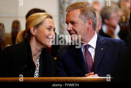 Wittenberg, Allemagne. 31 octobre, 2017. L'ancien Président fédéral, Christian Wulff (CDU) et son épouse Bettina prendre part à la cérémonie le service dans la Schloßkirche à l'occasion du 500e anniversaire du début de la réforme. L'ancien Président Fédéral Wulff et son épouse Bettina sont séparés. Credit : Hannibal Hanschke/Reuters extérieure/apd/Alamy Live News Banque D'Images