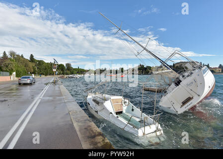 Zadar, Croatie. 30Th Oct, 2018. Photos prises le 30 octobre, 2018 bateaux montre touchés par fort vent à Zadar, Croatie. Service météorologique et hydrologique croate émis d'avertissement orange et rouge pour l'Adriatique pendant le week-end dernier, comme le vent du sud-est et de fortes pluies plus battues de la côte. Stanin Crédit : Dino/Xinhua/Alamy Live News Banque D'Images