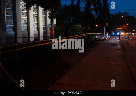 Pittsburgh, Pennsylvanie / USA - 30 octobre 2018 : l'aube, à l'extérieur de l'arbre de vie synagogue de Pittsburgh, les lieux de tournage de masse le samedi. Credit : Brendt Petersen/Alamy Live News Banque D'Images