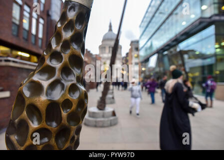 Millenium Bridge, London, UK. 30 octobre 2018. Près de l'installation 9 baguettes Millenium Bridge pour promouvoir le nouveau film animaux fantastiques : Monde magique Wands soutenir J.K. Rowling charité Lumos. Crédit : Matthieu Chattle/Alamy Live News Banque D'Images