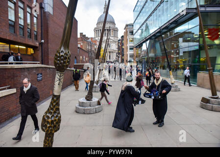 Millenium Bridge, London, UK. 30 octobre 2018. Près de l'installation 9 baguettes Millenium Bridge pour promouvoir le nouveau film animaux fantastiques : Monde magique Wands soutenir J.K. Rowling charité Lumos. Crédit : Matthieu Chattle/Alamy Live News Banque D'Images