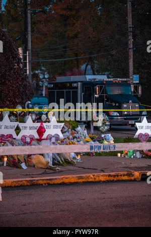 Pittsburgh, Pennsylvanie / USA - 30 octobre 2018 : un sanctuaire de fortune pour les victimes d'un tireur de samedi à l'extérieur de l'arbre de vie synagogue à Pittsburgh. Credit : Brendt Petersen/Alamy Live News Banque D'Images