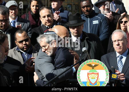 New York City, New York, USA. 30Th Oct, 2018. Une veillée de prière interreligieuse organisée par le président de l'Arrondissement Bronx Ruben Diaz Jr. et le Jewish Community Relations Council de New York, s'est tenue à la Bronx County Building le 30 octobre, 2018. Les leaders élus, membres du clergé, les représentants de la cour, les organisations communautaires et d'autres se joignent à l'appui de la communauté juive, et s'est unie contre la haine à partir de vigile. Credit : Ronald G. Lopez/ZUMA/Alamy Fil Live News Banque D'Images