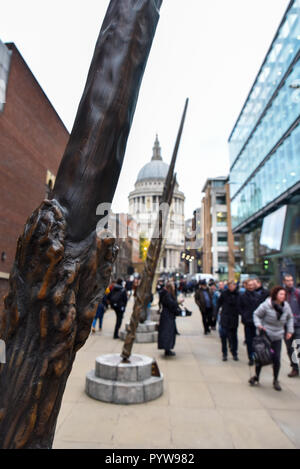 Millenium Bridge, London, UK. 30 octobre 2018. Près de l'installation 9 baguettes Millenium Bridge pour promouvoir le nouveau film animaux fantastiques : Monde magique Wands soutenir J.K. Rowling charité Lumos. Crédit : Matthieu Chattle/Alamy Live News Banque D'Images