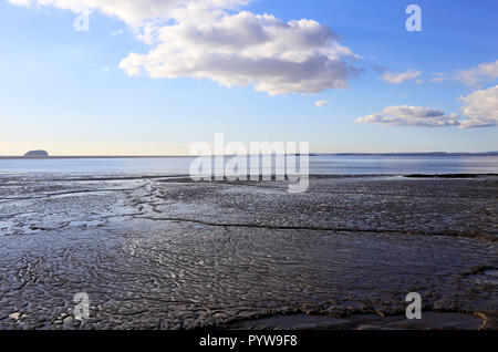 Weston-super-Mare, Royaume-Uni. 30 octobre, 2018. Météo France : les îles de Holm et télévision Holm, et la côte du sud du Pays de Galles sont clairement visibles dans un ciel ensoleillé et exceptionnellement clair fin octobre après-midi. Keith Ramsey/Alamy Live News Banque D'Images