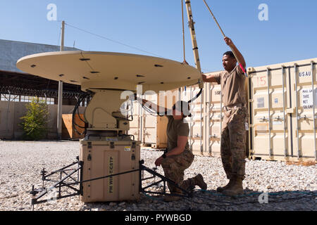 Bagram, en Afghanistan. 30Th Oct, 2018. Les États-Unis sont le premier fournisseur de soutien aéroporté en Afghanistan dans le cadre de l'opération de l'OTAN, soutien ferme. La 101st Airborne Brigade d'aviation de combat est de fournir un soutien à la fois à l'Armée nationale afghane ainsi que la formation. Dans tous les espoirs d'un Afghanistan plus sûr et sécurisé. La mise en place d'un des soldats Secure Internet Protocol Router/non-Secure Internet Protocol Router (SIPR/NIPR) Point d'accès (SNAP) sol satellite. Un terminal qui est envoyée sur place pour augmenter les capacités du réseau actuel afin d'en étendre l'accès à l'entreprise et les membres de l'équipe. (Cr Banque D'Images