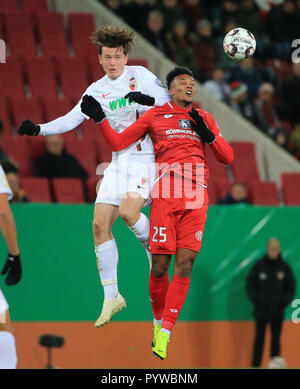 Augsburg, Allemagne. 30Th Oct, 2018. Michael Gregoritsch Augsbourg (haut) convoite la récolte avec de Mayence Jean-Philippe Gbamin DFB Pokal allemand au cours de la correspondance entre FC Augsburg et 1.FSV Mayence 05, à Augsburg, Allemagne, le 30 octobre 2018. Augsburg a gagné 3-2. Crédit : Philippe Ruiz/Xinhua/Alamy Live News Banque D'Images