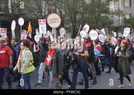 Boston, Massachusetts, USA. 20 Oct, 2018. Hôtel Marriott grève des travailleurs de tout le pays et des piquets de Boston hôtels et propriétés. Marriott a doublé ses profits au cours des dernières années et les travailleurs réclament de meilleurs salaires et avantages sociaux. Credit : Kenneth Martin/ZUMA/Alamy Fil Live News Banque D'Images