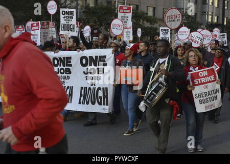 Boston, Massachusetts, USA. 20 Oct, 2018. Hôtel Marriott grève des travailleurs de tout le pays et des piquets de Boston hôtels et propriétés. Marriott a doublé ses profits au cours des dernières années et les travailleurs réclament de meilleurs salaires et avantages sociaux. Credit : Kenneth Martin/ZUMA/Alamy Fil Live News Banque D'Images