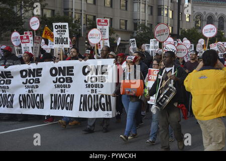 Boston, Massachusetts, USA. 20 Oct, 2018. Hôtel Marriott grève des travailleurs de tout le pays et des piquets de Boston hôtels et propriétés. Marriott a doublé ses profits au cours des dernières années et les travailleurs réclament de meilleurs salaires et avantages sociaux. Credit : Kenneth Martin/ZUMA/Alamy Fil Live News Banque D'Images