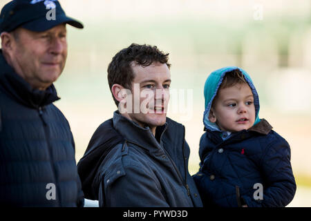 Louisville, Kentucky, USA. 29 Oct, 2018. 29 octobre 2018 : Julien Leparoux et fils Mitchell à Churchill Downs le 29 octobre 2018 à Louisville, Kentucky. Evers/ESW/CSM/Alamy Live News Banque D'Images