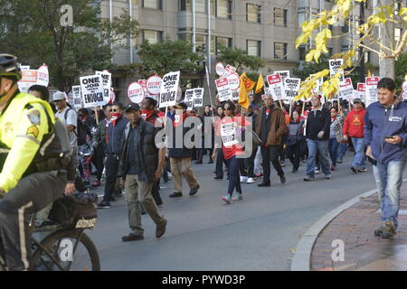 Boston, Massachusetts, USA. 20 Oct, 2018. Hôtel Marriott grève des travailleurs de tout le pays et des piquets de Boston hôtels et propriétés. Marriott a doublé ses profits au cours des dernières années et les travailleurs réclament de meilleurs salaires et avantages sociaux. Credit : Kenneth Martin/ZUMA/Alamy Fil Live News Banque D'Images