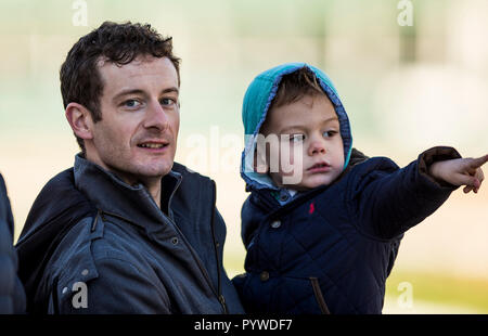 Louisville, Kentucky, USA. 29 Oct, 2018. 29 octobre 2018 : Julien Leparoux et fils Mitchell à Churchill Downs le 29 octobre 2018 à Louisville, Kentucky. Evers/ESW/CSM/Alamy Live News Banque D'Images