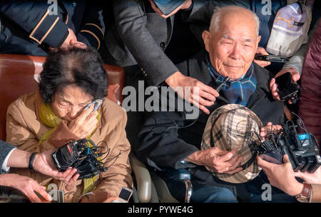 Séoul, Corée du Sud. 30Th Oct, 2018. Lee et Choi Chun-Sik Jeong-Ho, Oct 30, 2018 : Lee Chun-Sik (R, 94) et Choi Jeong-ho (85), l'épouse de feu Kim Kyu-Soo, victimes de travail forcé du Japon pendant la colonisation japonaise de la Corée à partir de 1910-45, pleurent lors d'une conférence de presse à la Cour suprême de Corée du Sud à Séoul, Corée du Sud, après que la Cour suprême a confirmé une décision de 2013 sur les actions en dommages et intérêts déposée par quatre victimes de la Corée du Sud du Japon. La Cour suprême a ordonné à Nippon Steel & Sumitomo Metal Corp. (le NSSM) de verser à chaque victime 100 millions de wons (87 720 dollars US) en compensation, loca Banque D'Images