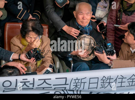 Séoul, Corée du Sud. 30Th Oct, 2018. Lee et Choi Chun-Sik Jeong-Ho, Oct 30, 2018 : Lee Chun-Sik (2R, 94) et Choi Jeong-ho (L, 85), l'épouse de feu Kim Kyu-Soo, victimes de travail forcé du Japon pendant la colonisation japonaise de la Corée à partir de 1910-45, pleurent lors d'une conférence de presse à la Cour suprême de Corée du Sud à Séoul, Corée du Sud, après que la Cour suprême a confirmé une décision de 2013 sur les actions en dommages et intérêts déposée par quatre victimes de la Corée du Sud du Japon. La Cour suprême a ordonné à Nippon Steel & Sumitomo Metal Corp. (le NSSM) de verser à chaque victime 100 millions de wons (87 720 dollars) en compensatio Banque D'Images