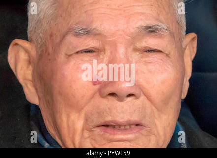 Séoul, Corée du Sud. 30Th Oct, 2018. Lee, Chun-Sik Oct 30, 2018 : Lee Chun-Sik (94), une victime du travail forcé pendant la colonisation japonaise de la Corée à partir de 1910-45, pleure lors d'une conférence de presse à la Cour suprême de Corée du Sud à Séoul, Corée du Sud, après que la Cour suprême a confirmé une décision de 2013 sur les actions en dommages et intérêts déposée par quatre victimes de la Corée du Sud du Japon. La Cour suprême a ordonné à Nippon Steel & Sumitomo Metal Corp. (le NSSM) de verser à chaque victime 100 millions de wons (87 720 dollars) à titre d'indemnisation, les médias locaux ont rapporté. Qu'une des quatre victimes qui ont commencé le procès en 2005 Banque D'Images